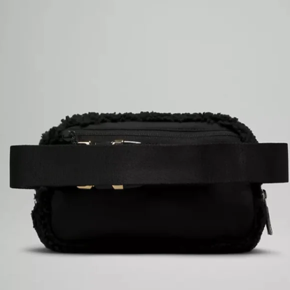 lululemon Everywhere Fleece Belt Bag 1L Fleece in Black/Gold - Picture 4 of 6